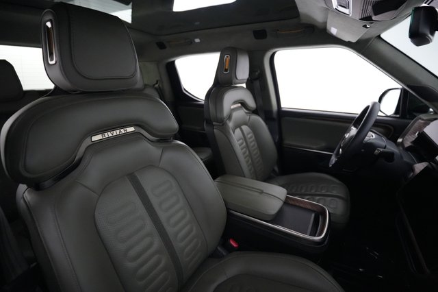 2023 Rivian R1T — photo 18 of 26