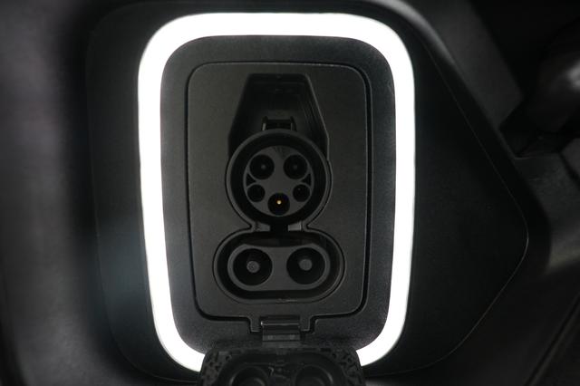 2023 Rivian R1T — photo 8 of 25