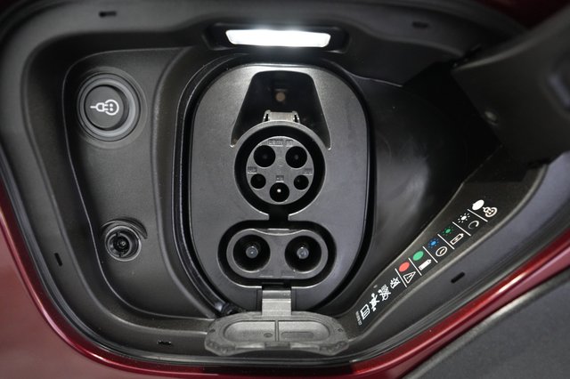 2023 Porsche Taycan — photo 8 of 24
