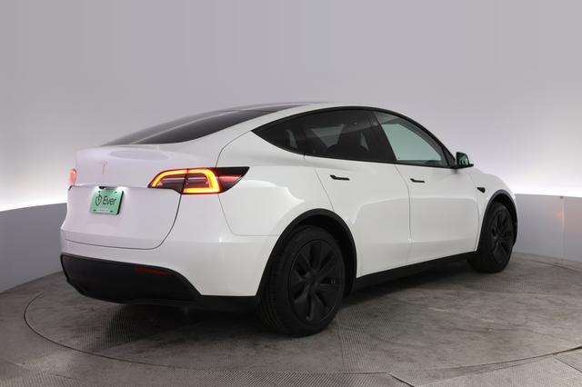 2024 Tesla Model Y — photo 2 of 27