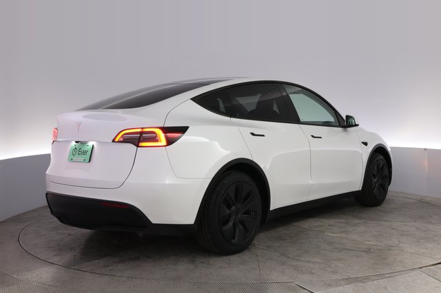2024 Tesla Model Y — photo 2 of 27