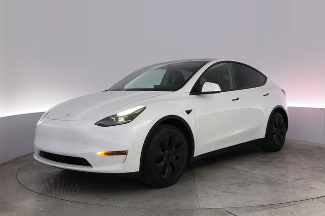 2024 Tesla Model Y — VIN 7SAYGDED8RF111267