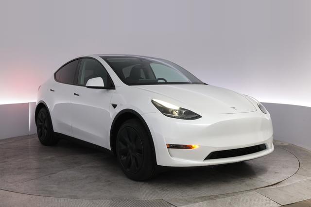2024 Tesla Model Y — photo 10 of 27