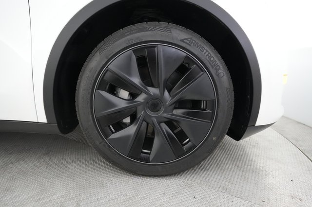 2024 Tesla Model Y — photo 16 of 27