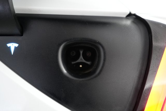 2024 Tesla Model Y — photo 8 of 27