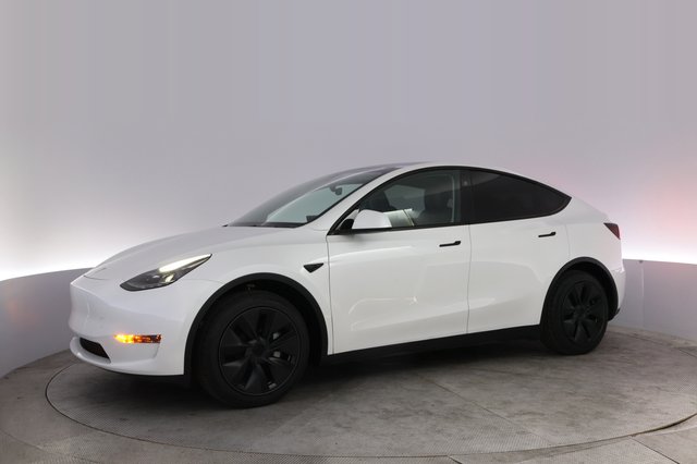 2024 Tesla Model Y — photo 14 of 27