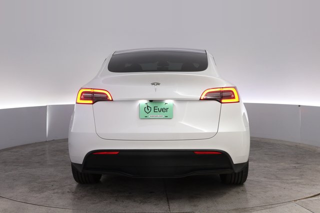 2024 Tesla Model Y — photo 12 of 27