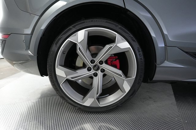 2024 Audi SQ8 e-tron — photo 17 of 24