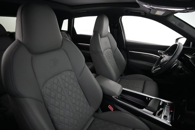 2024 Audi SQ8 e-tron — photo 18 of 24