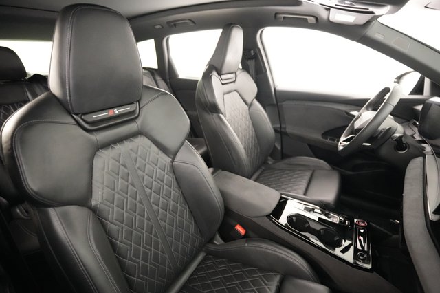 2025 Audi SQ6 e-tron — photo 18 of 25