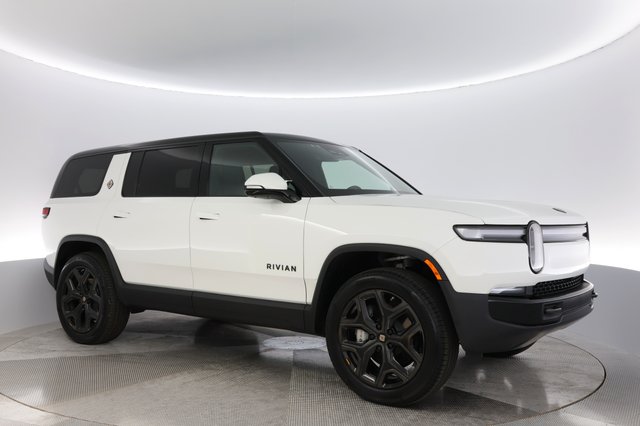 2025 Rivian R1S — photo 11 of 24