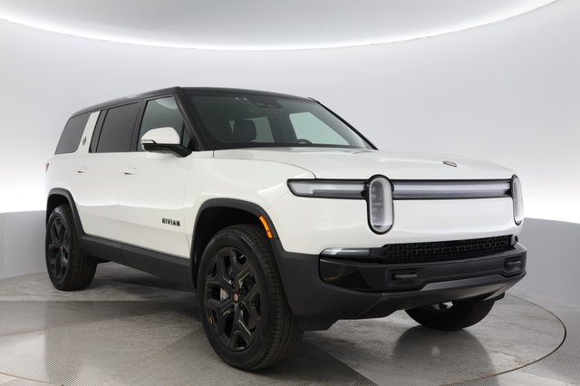 2025 Rivian R1S — photo 10 of 24