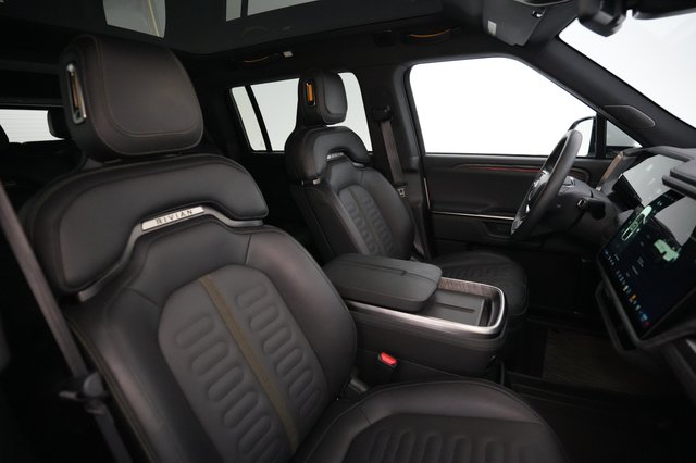 2025 Rivian R1S — photo 18 of 24