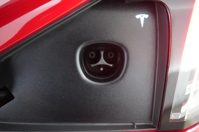 2022 Tesla Model X — photo 8 of 26