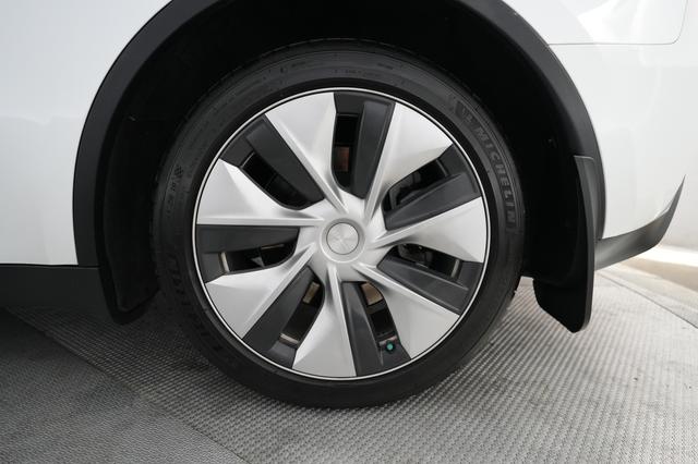 2023 Tesla Model Y — photo 7 of 26
