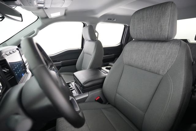 2023 Ford F-150 Lightning — photo 3 of 18