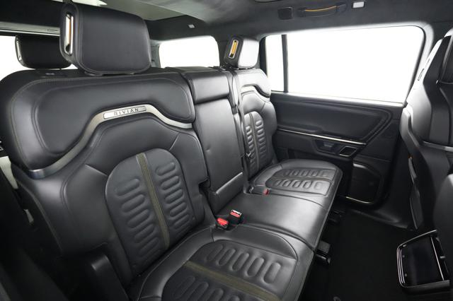 2023 Rivian R1S — photo 4 of 25