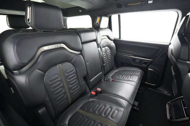 2023 Rivian R1S — photo 4 of 25
