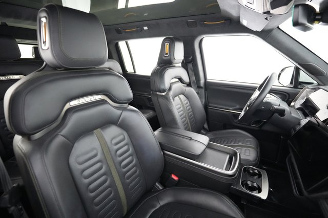 2023 Rivian R1S — photo 18 of 25