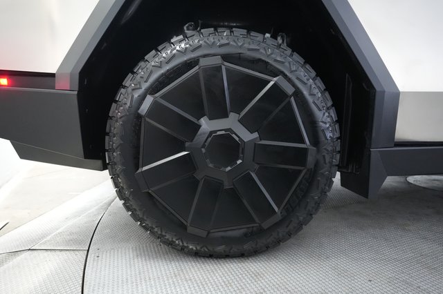 2024 Tesla Cybertruck — photo 11 of 18