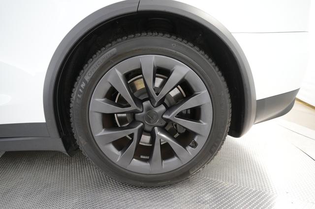 2023 Tesla Model X — photo 7 of 26