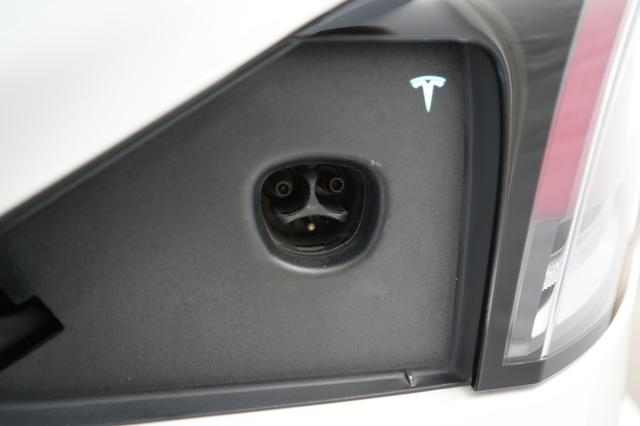 2023 Tesla Model X — photo 8 of 26