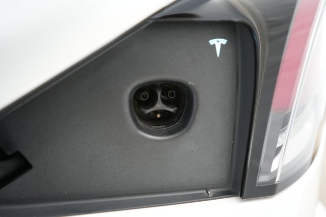 2023 Tesla Model X — photo 8 of 26