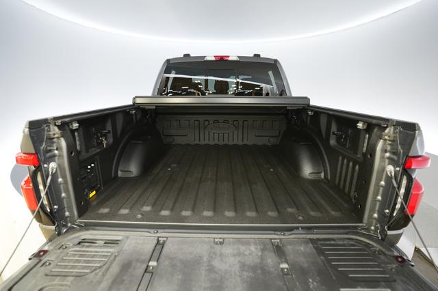 2023 Ford F-150 Lightning — photo 6 of 15