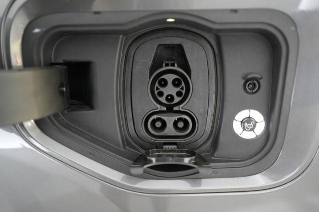 2023 Ford F-150 Lightning — photo 8 of 15