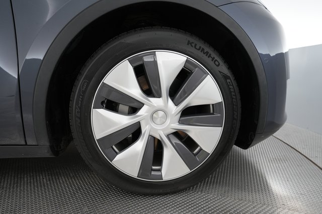 2022 Tesla Model Y — photo 16 of 24