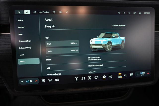 2025 Rivian R1T — photo 5 of 21