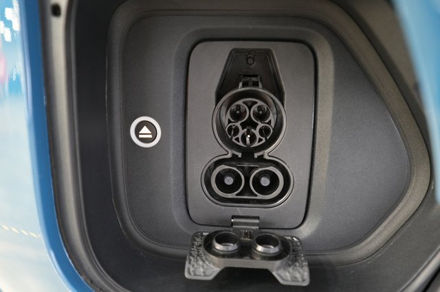 2025 Rivian R1T — photo 8 of 21