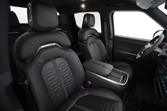 2025 Rivian R1T — photo 4 of 21