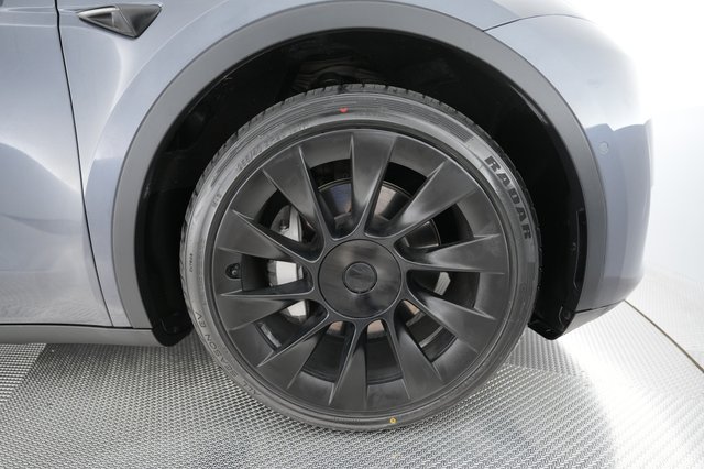 2023 Tesla Model Y — photo 17 of 28