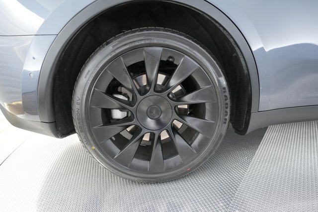 2023 Tesla Model Y — photo 7 of 28