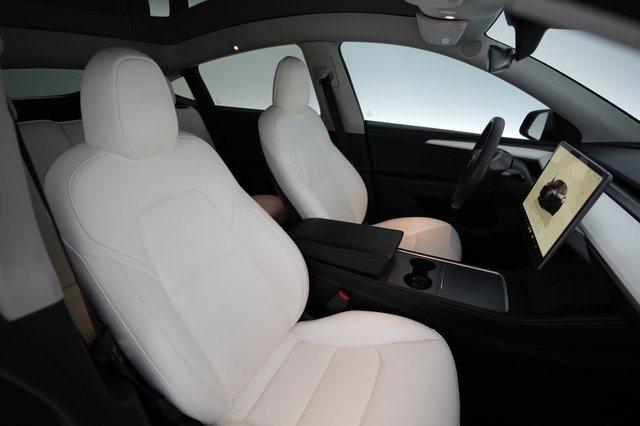 2023 Tesla Model Y — photo 18 of 28