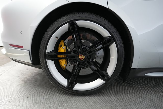 2020 Porsche Taycan — photo 17 of 25
