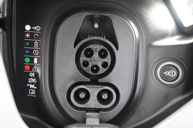 2020 Porsche Taycan — photo 8 of 25