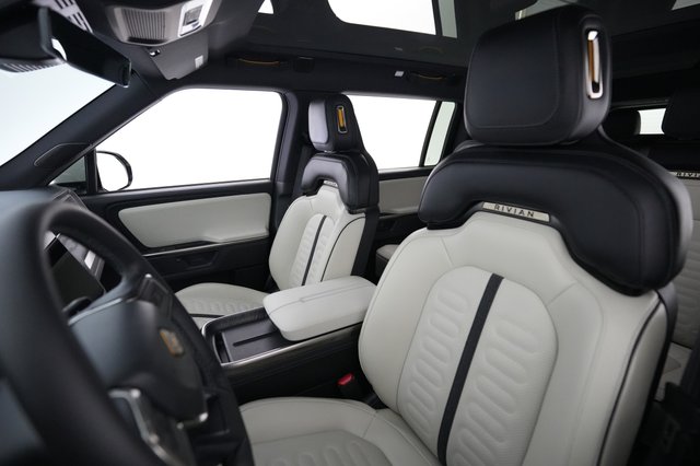 2025 Rivian R1S — photo 19 of 25