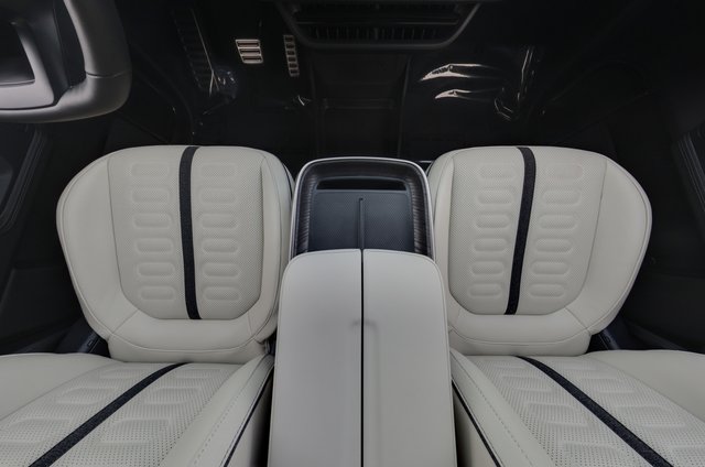 2025 Rivian R1S — photo 22 of 25