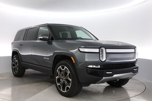2024 Rivian R1S — photo 10 of 26
