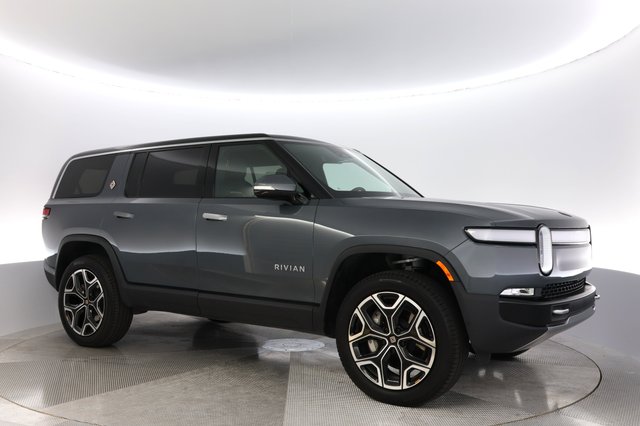 2024 Rivian R1S — photo 11 of 26