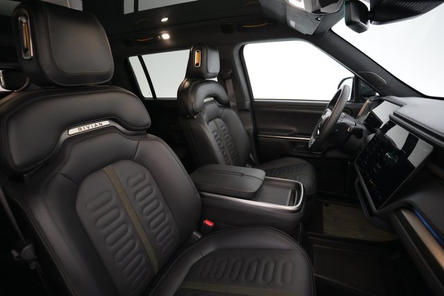 2024 Rivian R1S — photo 18 of 26