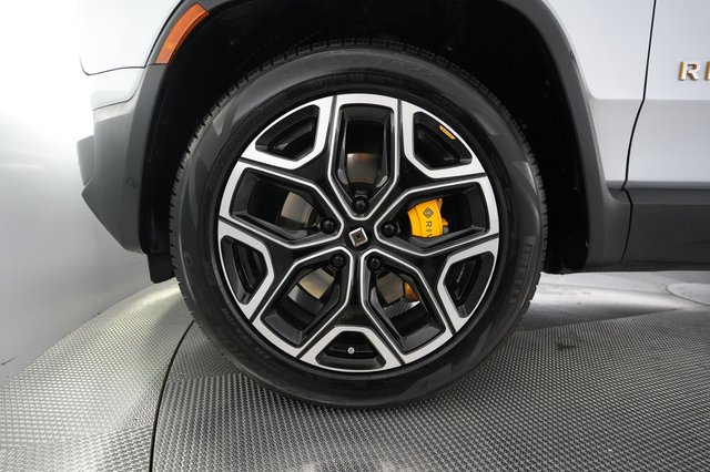 2023 Rivian R1T — photo 15 of 27