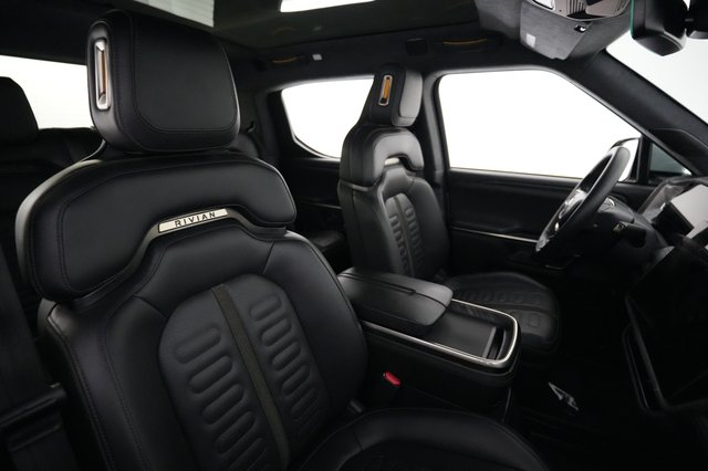2023 Rivian R1T — photo 18 of 27