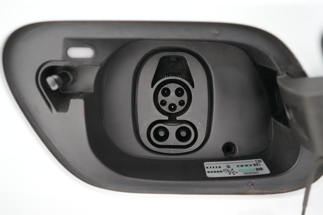 2022 Volkswagen ID.4 — photo 8 of 23