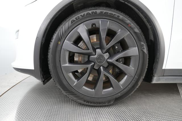 2022 Tesla Model X — photo 7 of 26