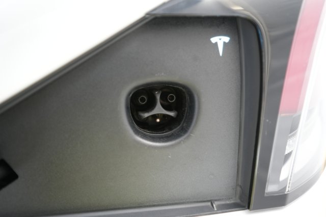 2022 Tesla Model X — photo 8 of 26