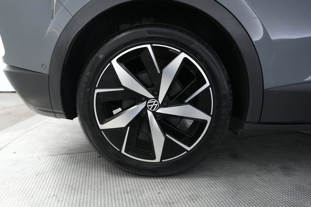 2023 Volkswagen ID.4 — photo 17 of 27