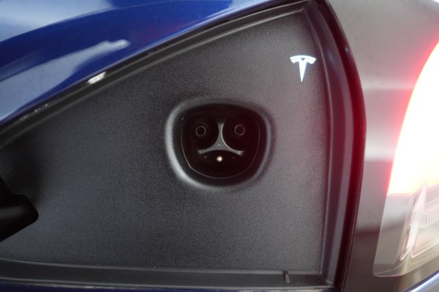 2023 Tesla Model S — photo 8 of 26